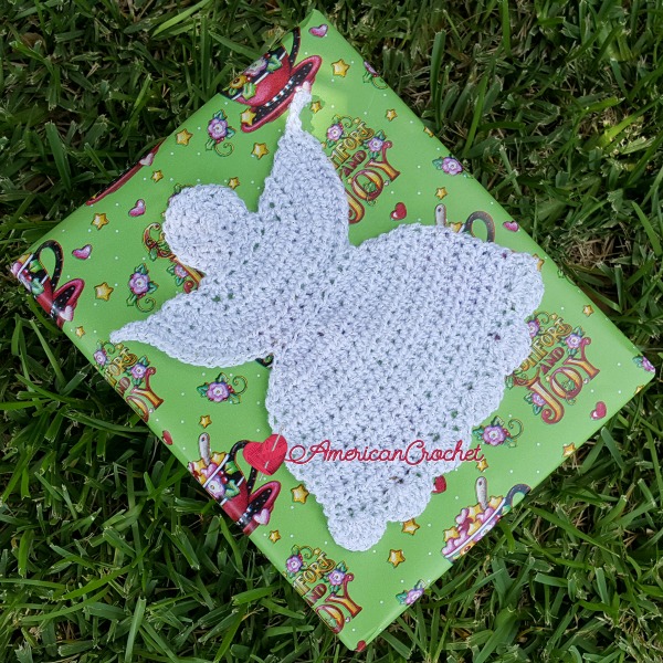 Sweet Christmas Angel Applique | Free Crochet Pattern | American Crochet @americancrochet.com #freecrochetpattern